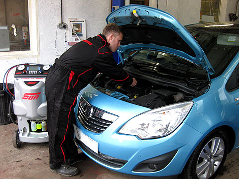 MOTs Leeds, Servicing & Repairs for all makes of petrol and diesel vehicles 
		in Leeds: motorbikes, cars, commercial cl 5 light motor homes goods cl 7